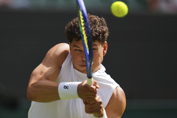 Ben Shelton of the U.S. plays a return to Lorenzo Sonego of Italy during the men's singles fourth round match at the Wimbledon Tennis Championships in London, Monday, July 7, 2025.(AP Photo/Kirsty Wigglesworth)
