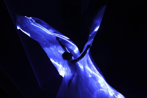 A model wears a creation as part of the Iris van Herpen Fall-Winter 2025/26 Haute Couture collection presented Monday, July 7, 2025, in Paris. (AP Photo/Tom Nicholson)
