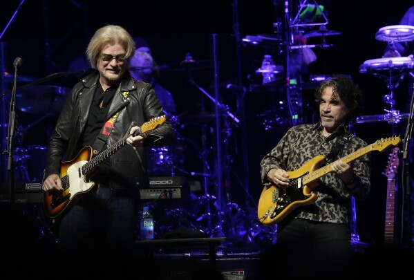 Daryl Hall, left, and John Oates perform in Glendale, Ariz. on July 17, 2017. (Photo by Rick Scuteri/Invision/AP, File)