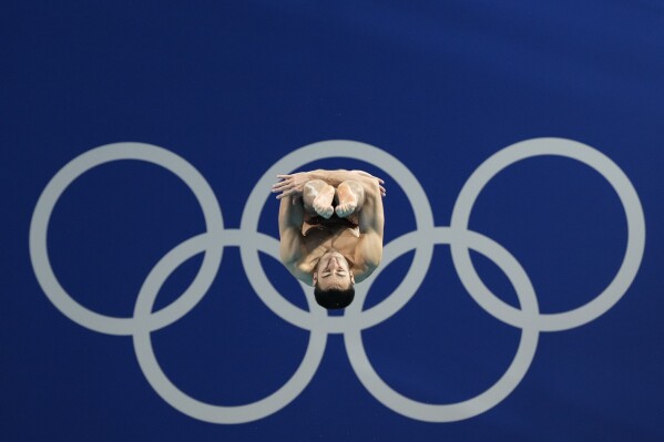 Italy's Giovanni Tocci competes in the men's 3m springboard diving preliminary at the 2024 Summer Olympics, Tuesday, Aug. 6, 2024, in Saint-Denis, France. (AP Photo/Lee Jin-man)