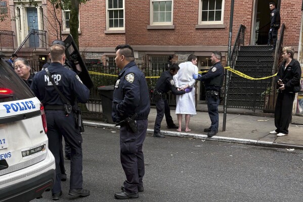 Policías de Nueva York arrestan a John Woeltz, acusado de secuestrar, atacar y retener a un hombre contra su voluntad por varias semanas en una lujosa casa de Manhattan, el viernes 23 de mayo de 2025, en Nueva York. (AP Foto/Kava Gorna vía AP)