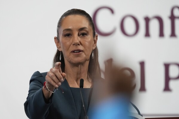 La presidenta mexicana Claudia Sheinbaum ofrece su conferencia de prensa matutina en el Palacio Nacional, el lunes 19 de mayo de 2025, en Ciudad de México. (AP Foto/Marco Ugarte, Archivo)