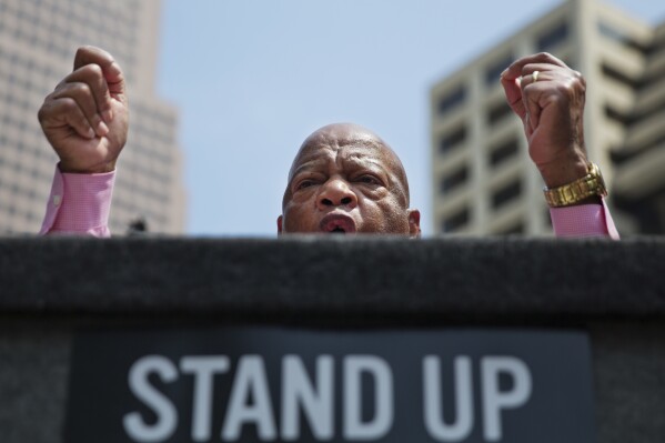 El representante John Lewis, demócrata de Georgia, se dirige a la multitud que protestaba ante la convención anual de la Asociación Nacional del Rifle a unas cuadras de distancia, en Atlanta, el 29 de abril de 2017. (AP Foto/David Goldman, archivo)