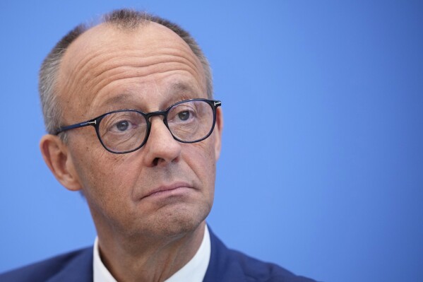 El canciller alemán Friedrich Merz asiste a la conferencia de prensa anual en la Conferencia de Prensa Federal en Berlín, Alemania, el viernes 18 de julio de 2025. (AP Foto/Ebrahim Noroozi)