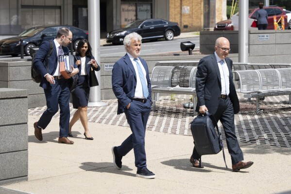 Jeffrey Zients, ex jefe de despacho de la Casa Blanca --al centro--, llega al Tribunal de Equidad el miércoles 16 de julio de 2025, en Wilmington, Delaware. (AP Foto/Mingson Lau)