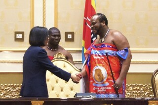 La presidenta taiwanesa Tsai Ing-wen (izq) con el rey Mswati III de Esuatini en el palacio real de Ludzidzini, Esuatini, el 5 de septiembre del 2023. (AP foto)