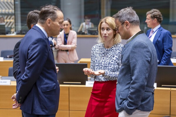European Union foreign policy chief Kaja Kallas, center, talks with Poland's Foreign Minister Radoslaw Sikorski, left, and Luxembourg's Foreign Minister Xavier Bettel, right, during the EU foreign ministers meeting at the EU Council building in Brussels, Tuesday, July 15, 2025. (AP Photo/Geert Vanden Wijngaert)