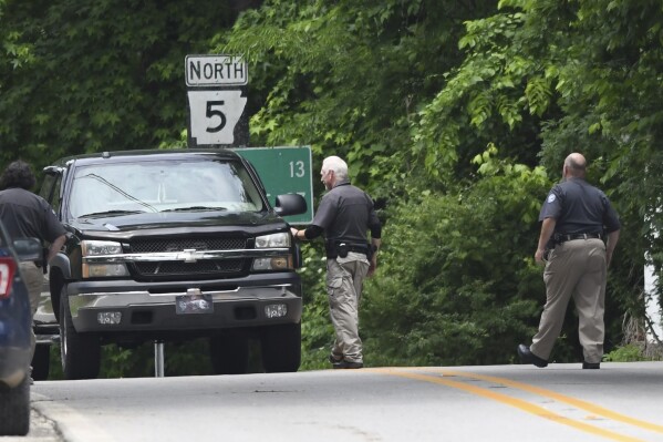 Police set up checkpoints looking for escaped prisoner Grant Hardin, Thursday, May 29, 2025, near downtown Calico Rock, Ark. (AP Photo/Nicholas Ingram)