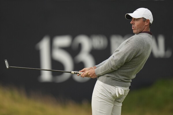 Rory McIlroy reacciona tras un putt en el hoyo 18, durante el Abierto Británico en Portrush, Irlanda del Norte, el jueves 17 de julio de 2025 (AP Foto/Francisco Seco)