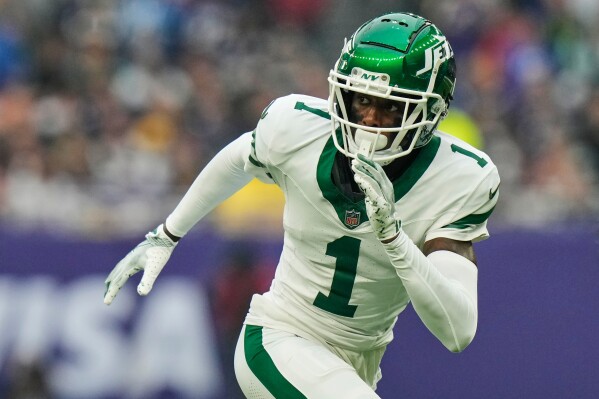 New York Jets cornerback Sauce Gardner (1) follows a play during an NFL football game against the Minnesota Vikings at Tottenham Hotspur Stadium, Sunday, Oct. 6, 2024 in London. (AP Photo/Steve Luciano, File)