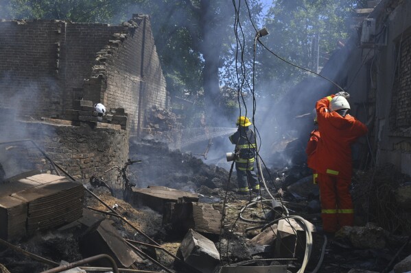 Efectivos de los servicios de emergencias trabajan para extinguir un incendio tras un ataque ruso en Odesa, Ucrania, el 11 de julio de 2025. (AP Foto/Michael Shtekel)