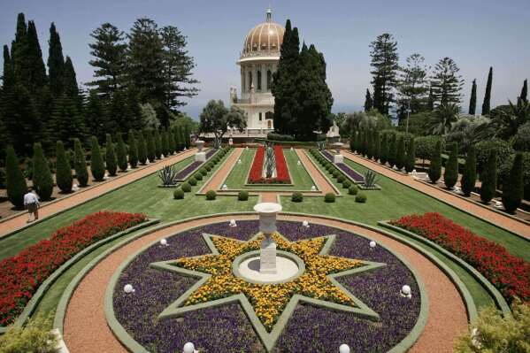Un feligrés bahaí camina en los jardines del templo de esta religión en la ciudad de Haifa, el 14 de julio de 2008, en el norte de Israel. (AP Foto/Sebastian Scheiner, archivo)