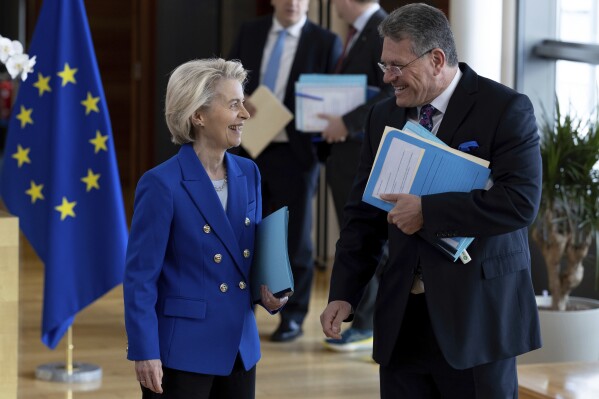 European Commissioner for Trade and Economic Security Maros Sefcovic, right, speaks with European Commission President Ursula von der Leyen, during the weekly meeting of the College of Commissioners at EU headquarters in Brussels, April 9, 2025. (AP Photo/Omar Havana, File)