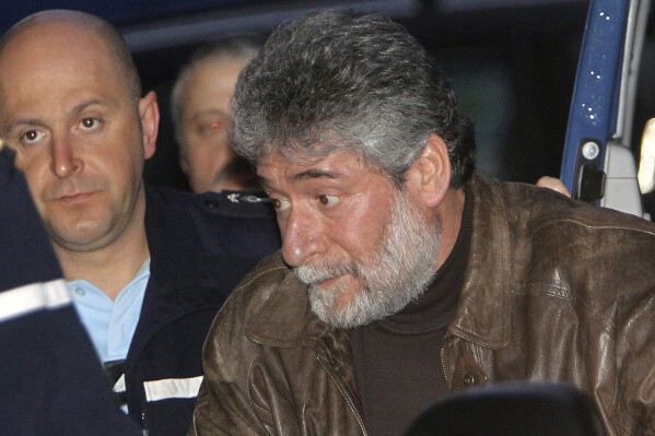 Georges Ibrahim Abdallah a su llegada al tribunal de apelaciones de Pau, en el suroeste de Francia, el 18 de febrero de 2010. (AP Foto/Bob Edme, archivo)